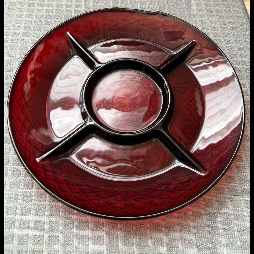 Luminarc France Ruby Red divided plate measures 10” diameter. No chips/cracks